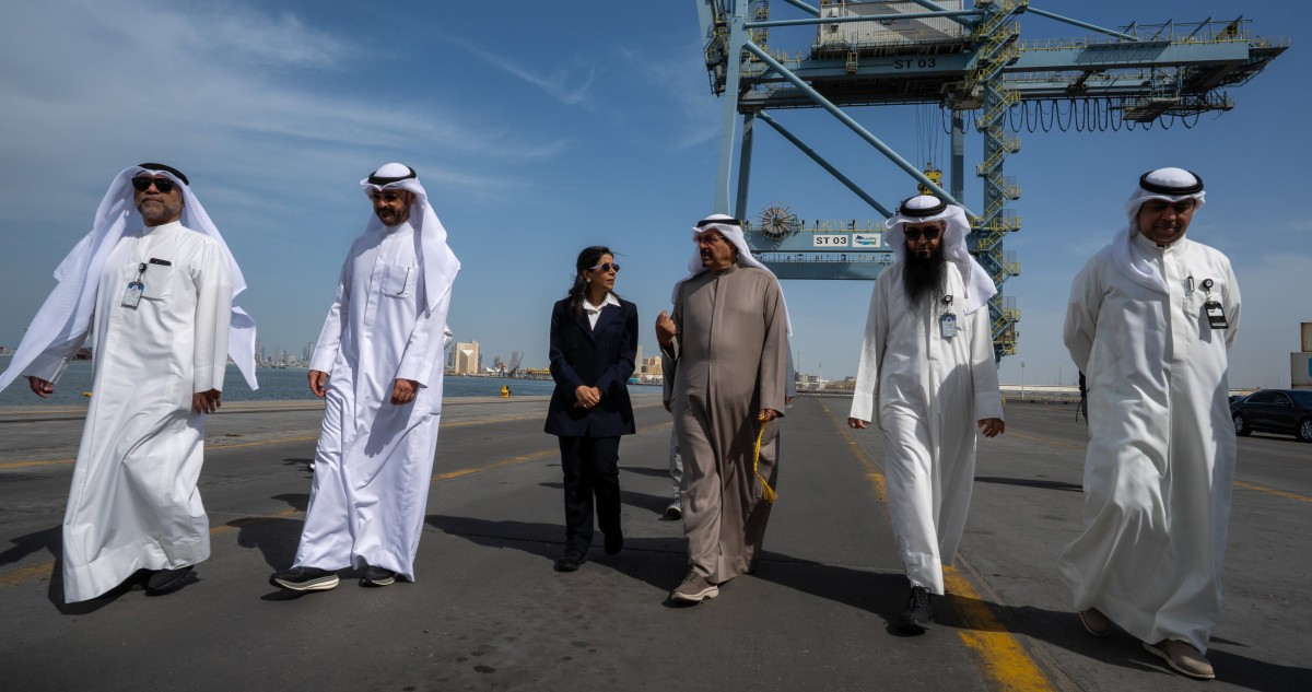 رئيس الوزراء يقوم بزيارة تفقدية إلى ميناء الشويخ