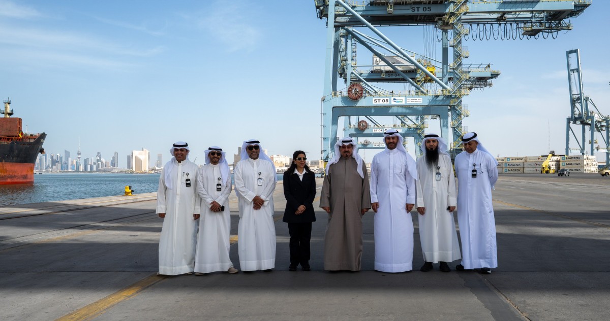 رئيس الوزراء يقوم بزيارة تفقدية إلى ميناء الشويخ