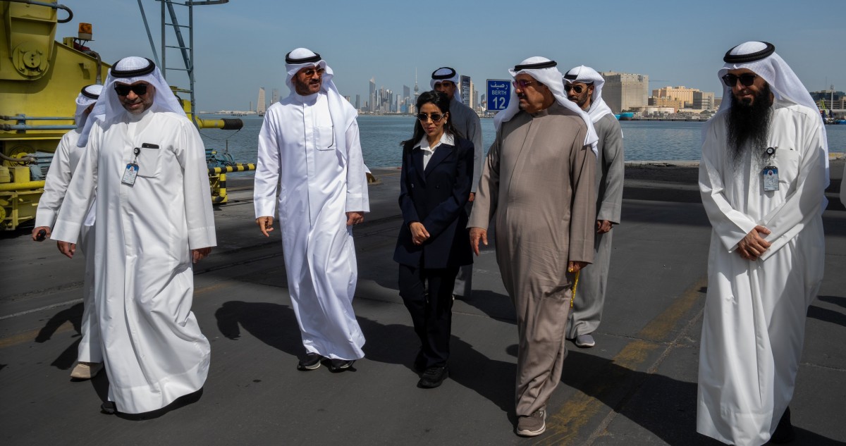 رئيس الوزراء يقوم بزيارة تفقدية إلى ميناء الشويخ