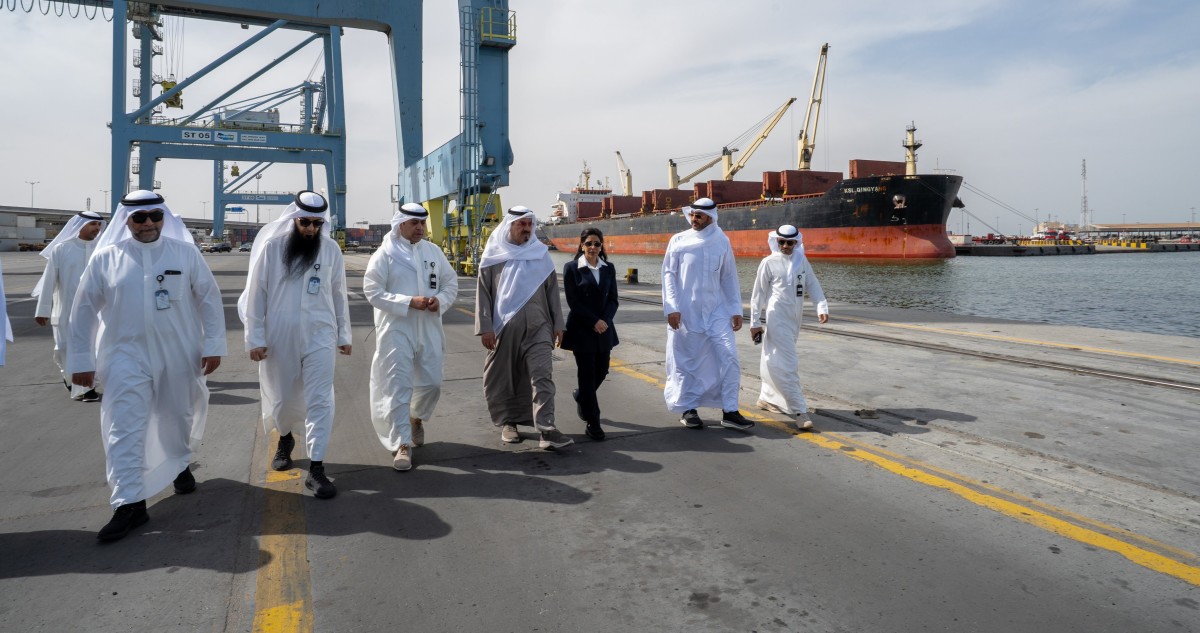 رئيس الوزراء يقوم بزيارة تفقدية إلى ميناء الشويخ