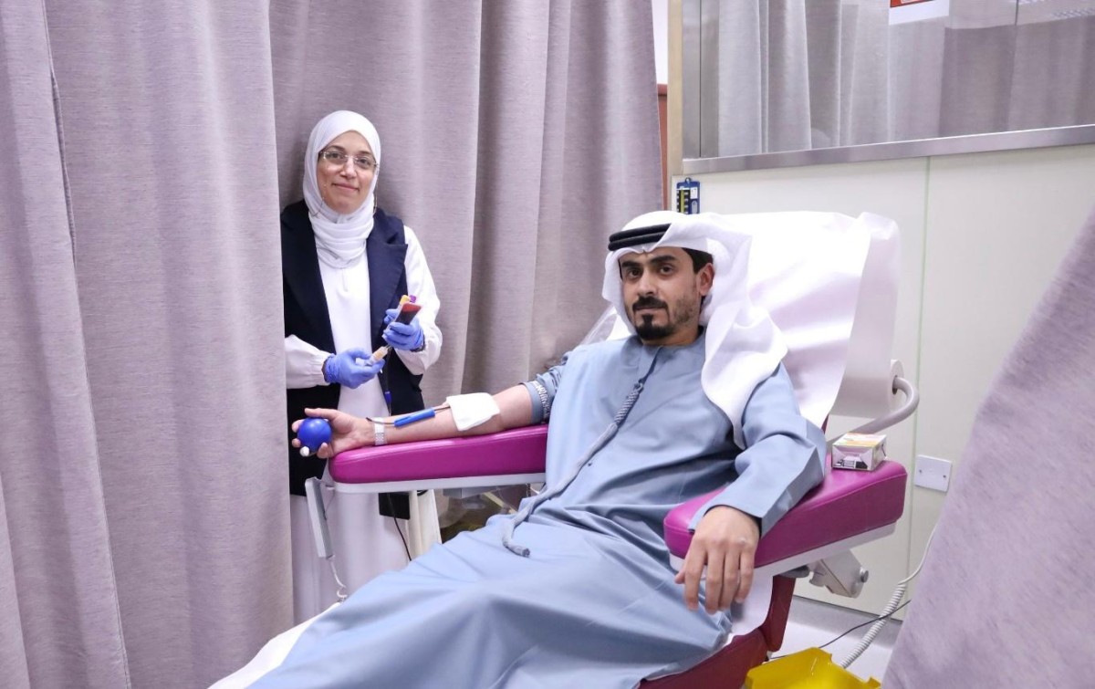 السفير الإماراتي يشارك في حملة التبرع بالدم