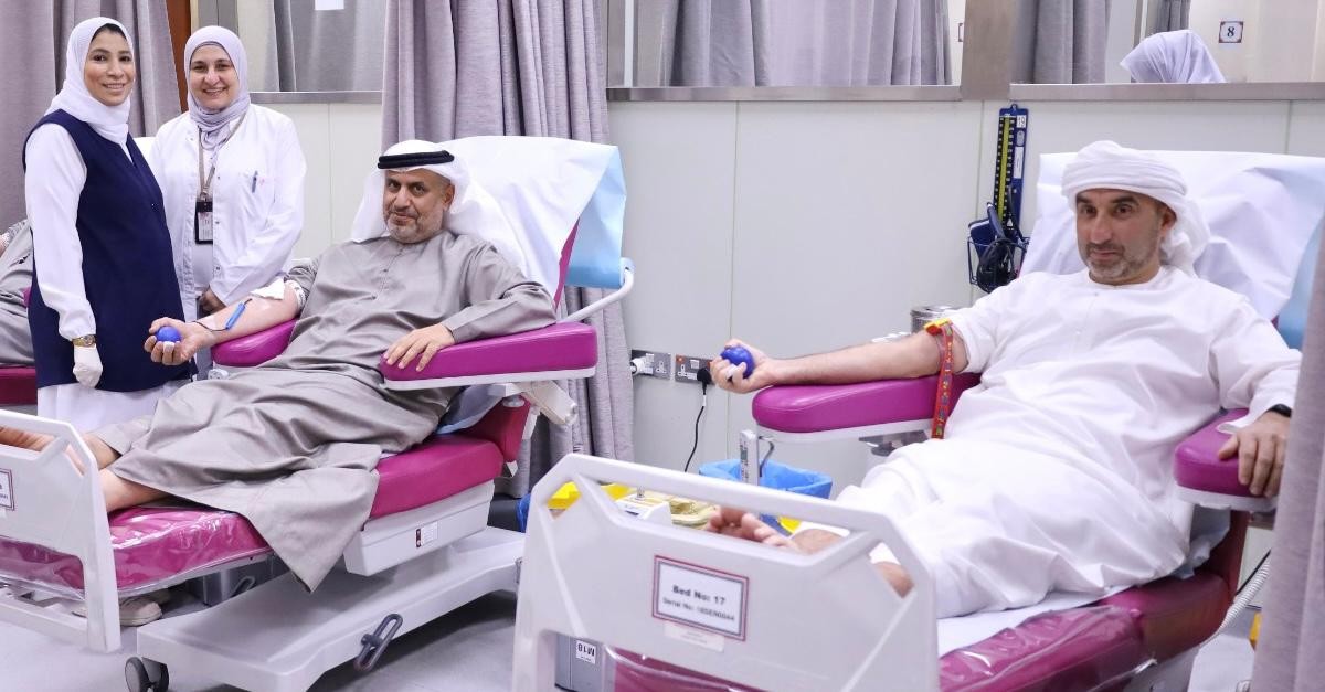 السفير الإماراتي يشارك في حملة التبرع بالدم
