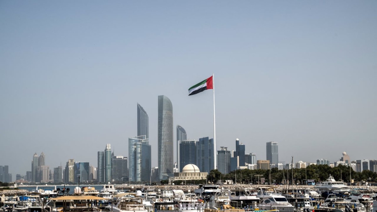 الإمارات: الدفاعات الجوية تعاملت مع 15 صاروخاً باليستياً و18 طائرة مسيّرة