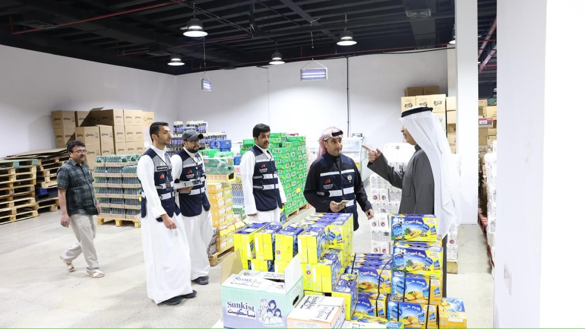 وزير التجارة يجري جولة ميدانية على المحال والأسواق لتعزيز الرقابة على الأسعار 2 وزير التجارة يجري جولة ميدانية على المحال والأسواق لتعزيز الرقابة على الأسعار