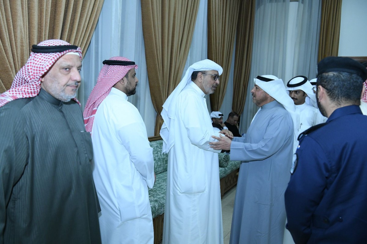 محافظ الفروانية يؤدي واجب العزاء لأسرتي شهيدي الواجب المقدم ركن الشراح والرائد المجمد