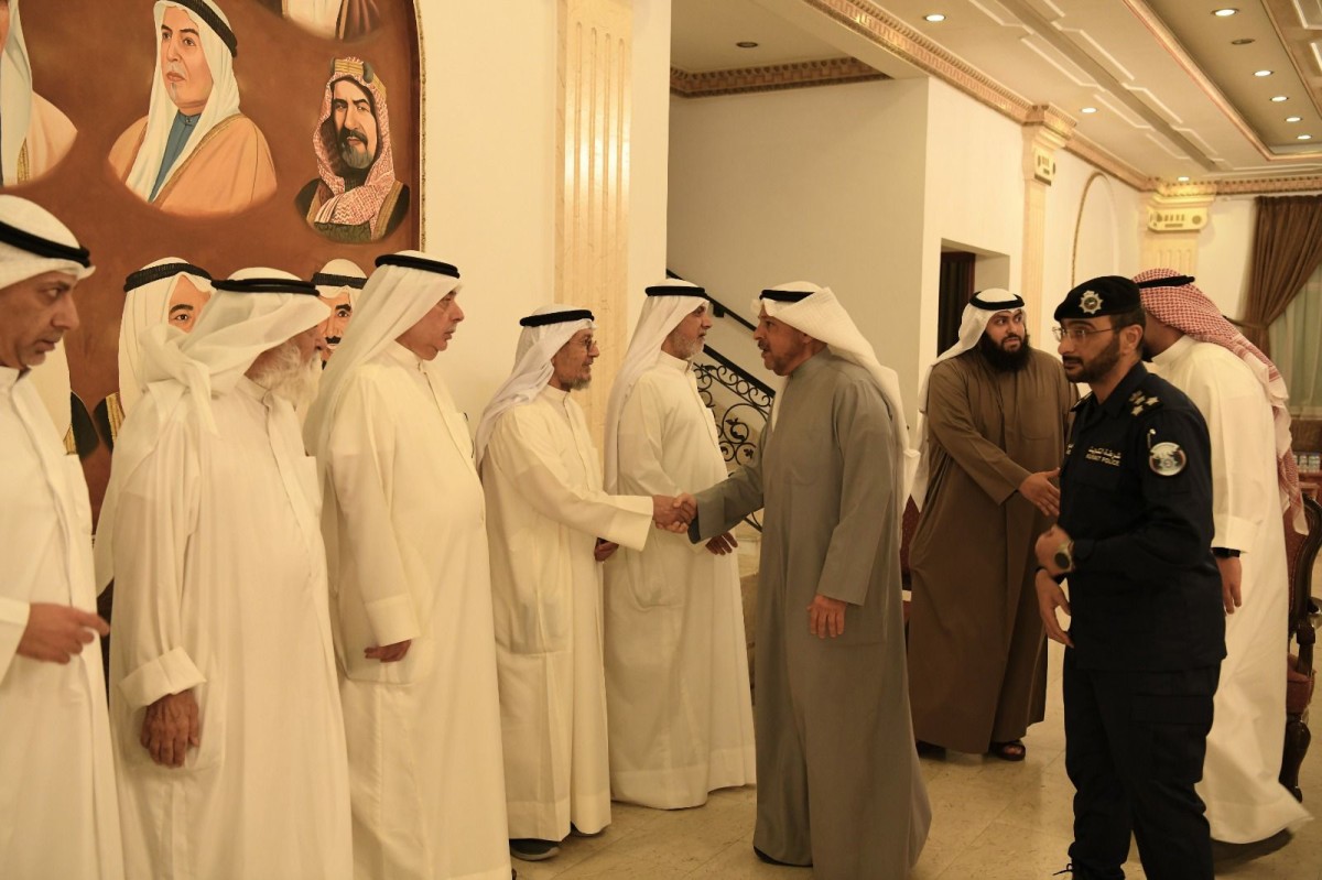 محافظ الفروانية يؤدي واجب العزاء لأسرتي شهيدي الواجب المقدم ركن الشراح والرائد المجمد