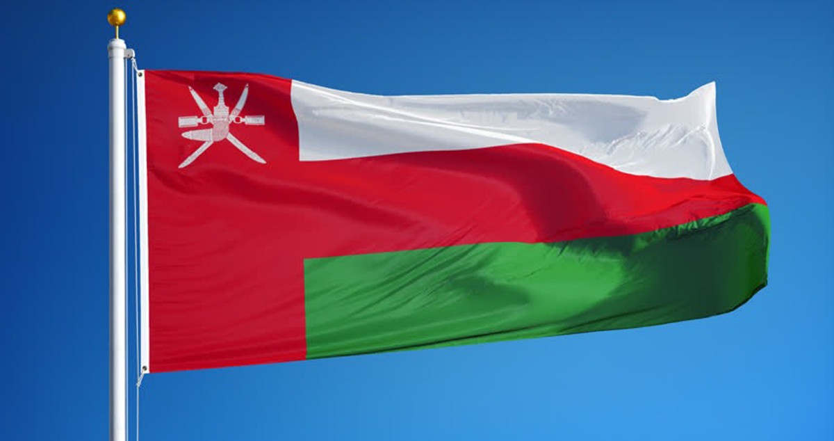 سلطنة عمان: إسقاط طائرات مسيرة واستهداف خزانات وقود في ميناء صلالة