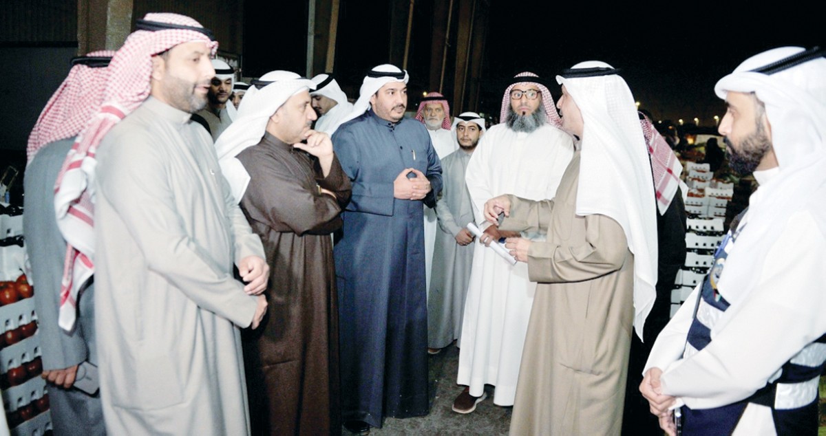 وزير التجارة يطمئن على توافر المنتجات الزراعية المحلية