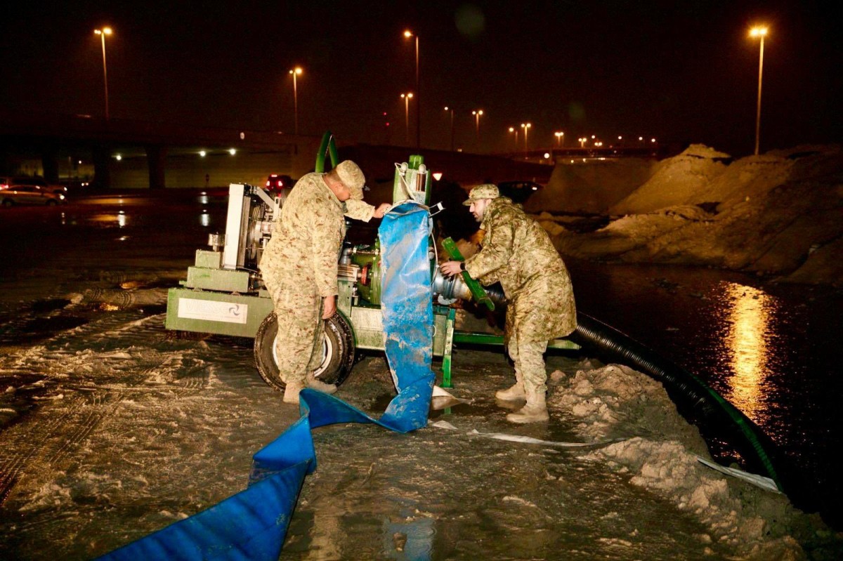 الحرس الوطني: قوة 'فزاع' تواصل دعم 'الأشغال' و'الإطفاء' في سحب مياه الأمطار