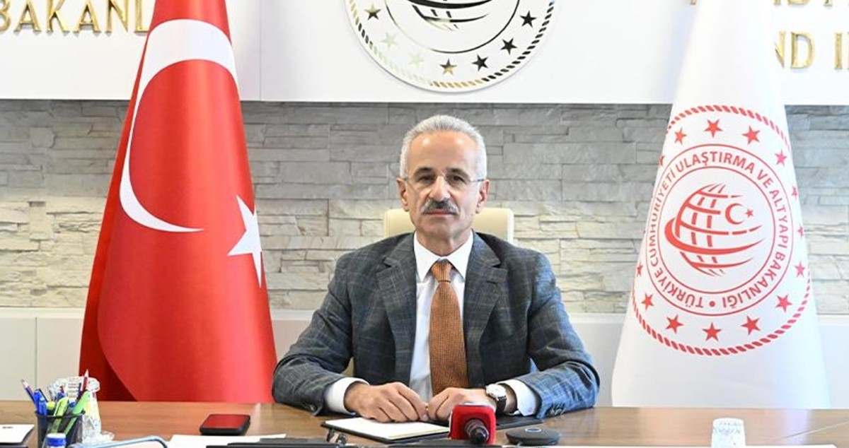 وزير النقل التركي: 14 سفينة ذات ملكية تركية لا تزال عالقة في مضيق هرمز