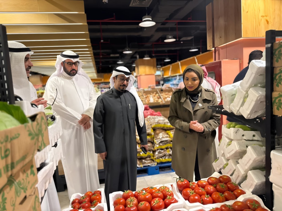 وزيرة 'الشؤون' تتفقد جمعيات تعاونية في 'مبارك الكبير': جميع المواد الغذائية متوفرة بشكل طبيعي