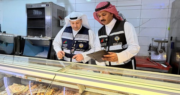 ضبط مخالفات تجارية بالفروانية والأحمدي وتأكيد على الالتزام بأسعار المواد الغذائية - وزارة التجارة والصناعة