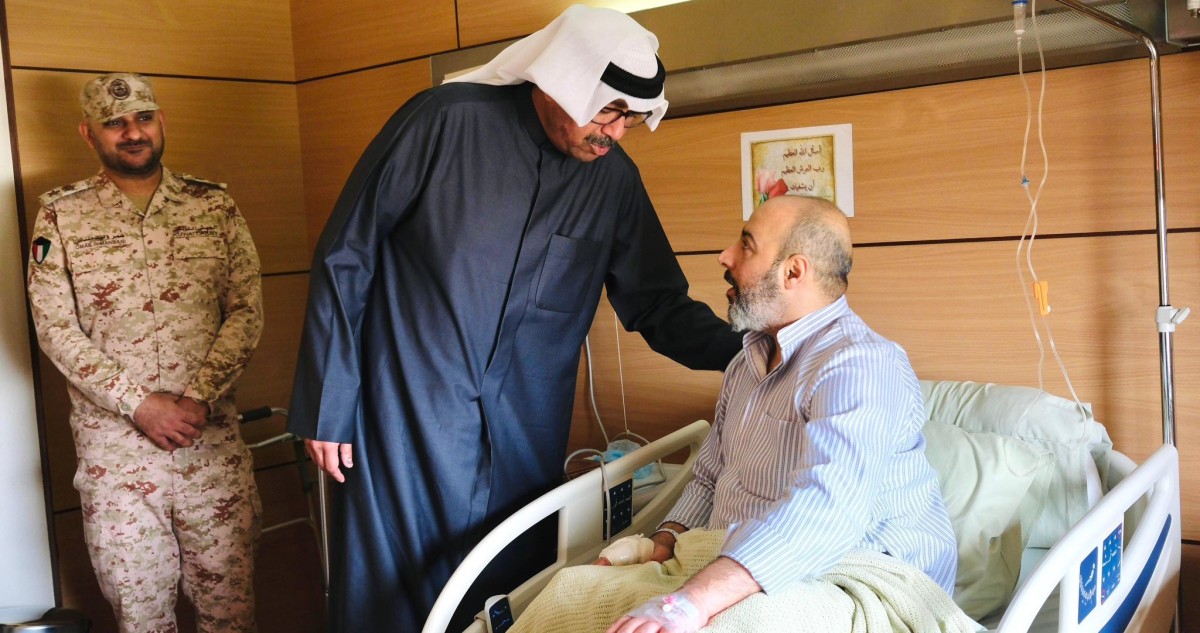 وزير الدفاع يطمئن على صحة أحد المصابين جراء استهداف بطائرات مسيّرة معادية