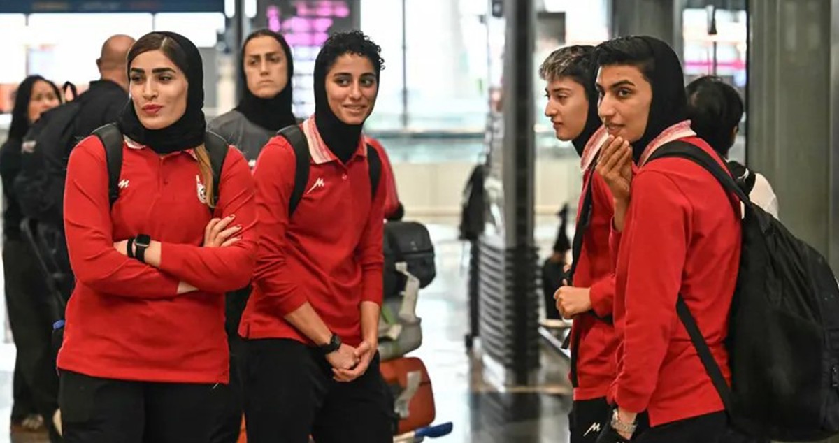 قائدة منتخب إيران تسحب طلب اللجوء