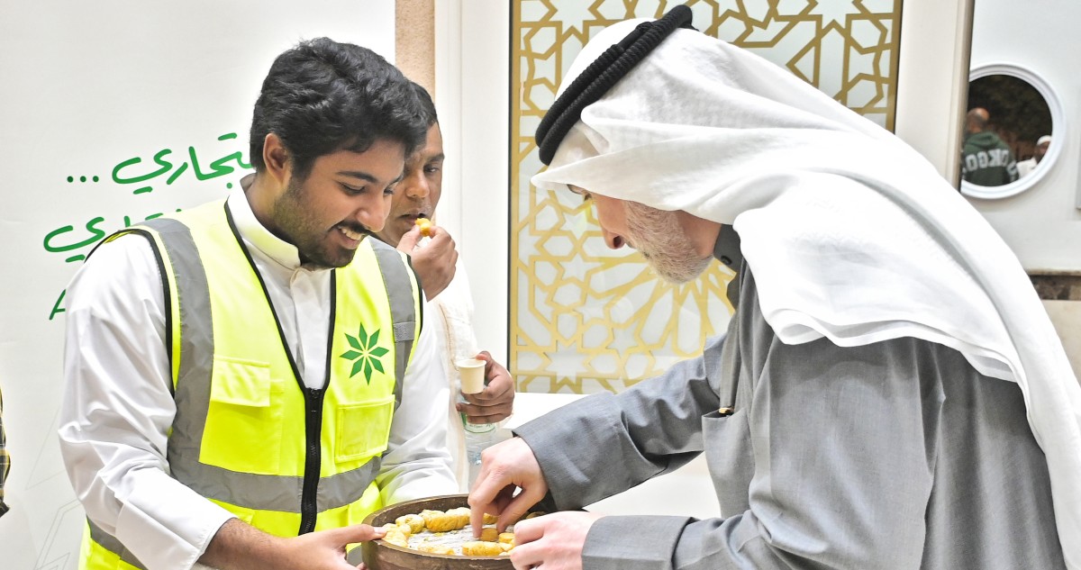 'التجاري' يحرص على خدمة المصلين في العشر الأواخر