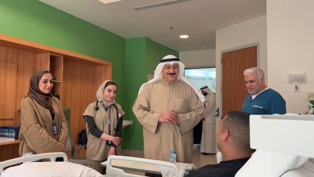 وزير الصحة يطمئن على حالة أحد منتسبي الجهات الأمنية المصاب أثناء تأدية واجبه في المطار