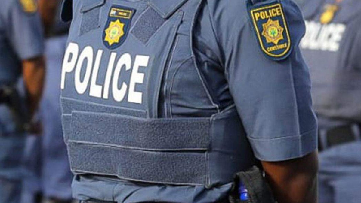 رجال شرطة مزيفون سطوا على زوجين مسنيْن وفروا