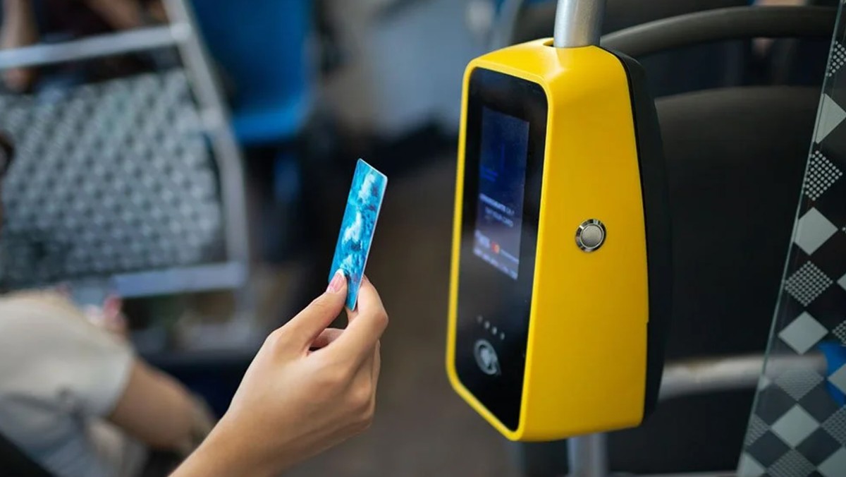 تغريم طالبة 296 يورو بتهمة تزوير تذكرة حافلة