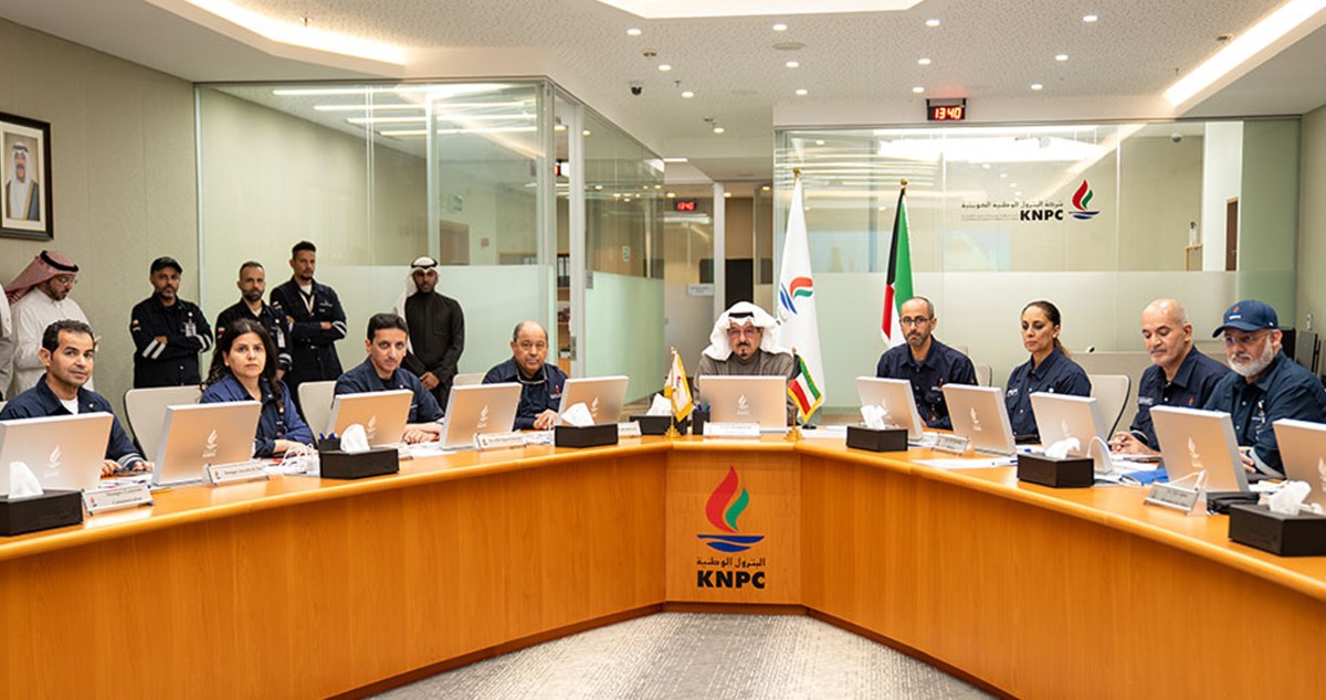 رئيس الوزراء يتفقد غرفة إدارة الأزمات بشركة البترول الوطنية: مضاعفة الجهود لضمان استدامة الخدمات