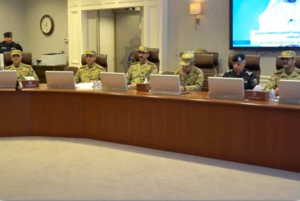 اليوسف ترأس اجتماعاً مع القيادات العسكرية والأمنية: رفع درجات اليقظة والحذر لمواجهة كافة التحديات المحتملة