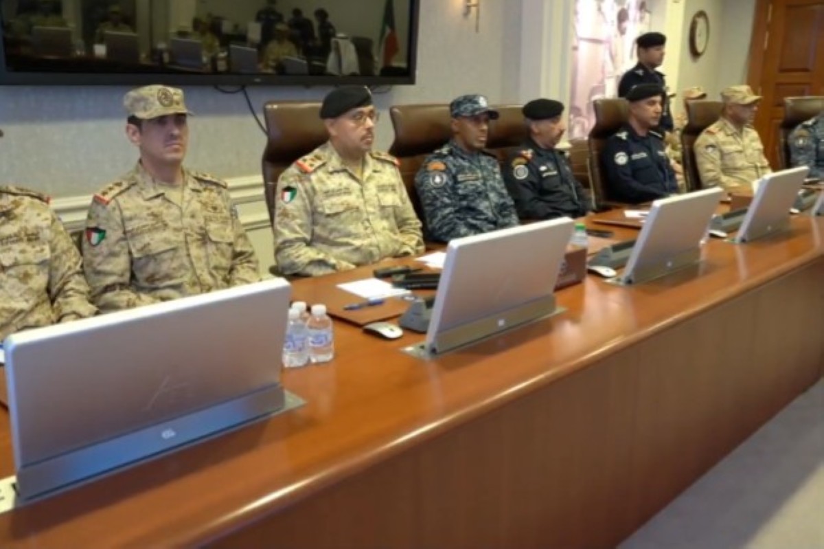 اليوسف ترأس اجتماعاً مع القيادات العسكرية والأمنية: رفع درجات اليقظة والحذر لمواجهة كافة التحديات المحتملة