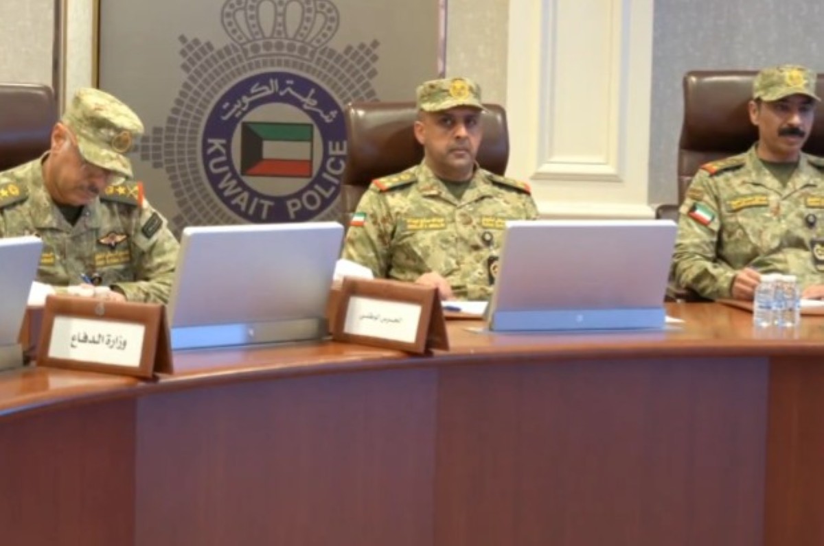 اليوسف ترأس اجتماعاً مع القيادات العسكرية والأمنية: رفع درجات اليقظة والحذر لمواجهة كافة التحديات المحتملة