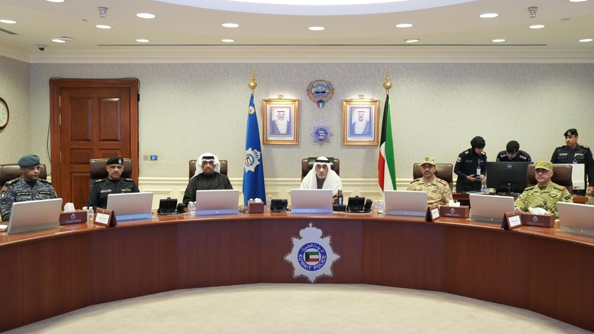 اليوسف ترأس اجتماعاً مع القيادات العسكرية والأمنية: رفع درجات اليقظة والحذر لمواجهة كافة التحديات المحتملة