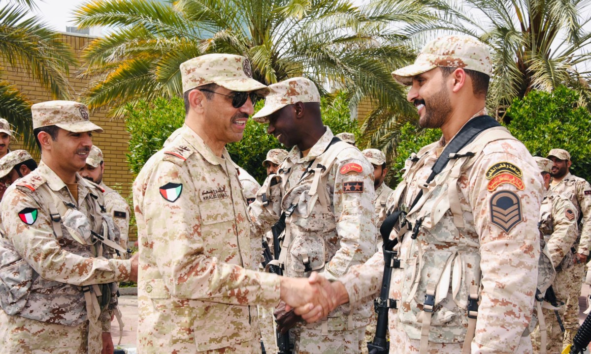 رئيس الأركان زار عدداً من المواقع العسكرية: مواصلة العمل بكل كفاءة واقتدار في سبيل حماية أمن الوطن