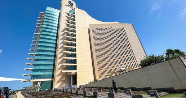 'مؤسسة البترول': هجمات بطائرات مسيّرة تستهدف مصفاة ميناء الأحمدي دون إصابات