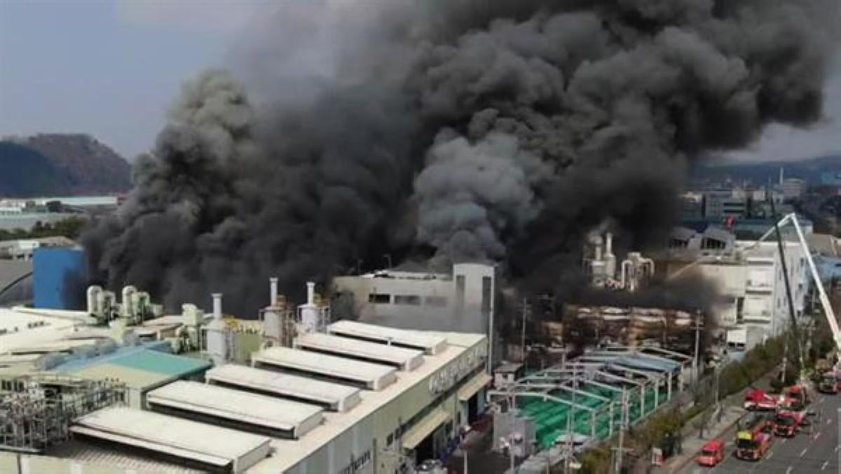 10 قتلى و59 مصاباً في حريق مصنع لقطع غيار السيارات في كوريا الجنوبية