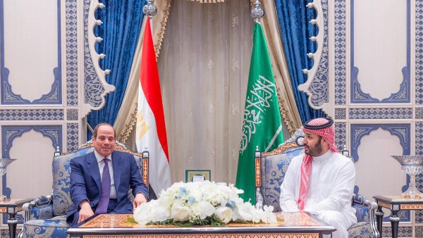 ولي العهد السعودي والرئيس المصري: تكرار الهجمات الإيرانية العدائية على دول الخليج تصعيد خطير يهدد أمن المنطقة واستقرارها