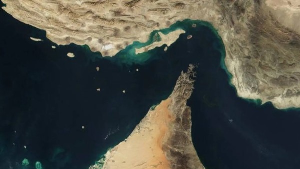 الإمارات والبحرين و20 دولة تدين الهجمات الإيرانية على السفن التجارية والبنية التحتية المدنية وإغلاق مضيق هرمز