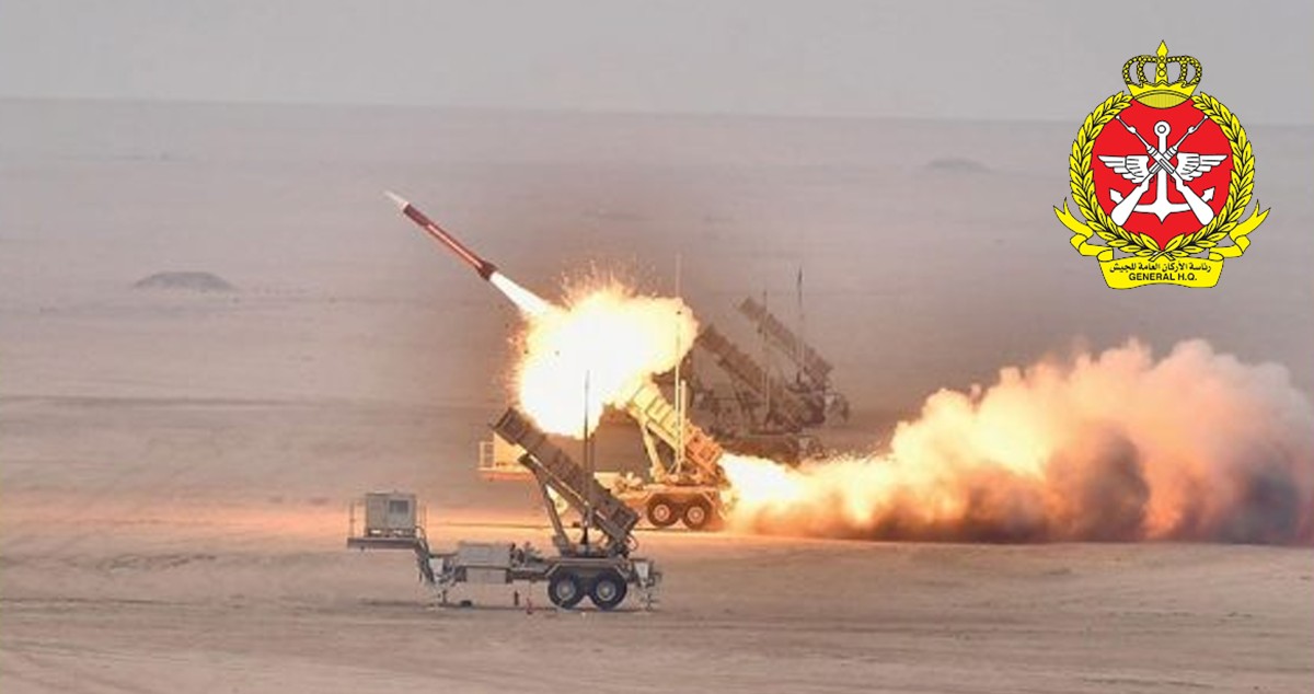 'الدفاع': الدفاعات الجوية تتصدى حالياً لهجمات صاروخية ومسيّرات معادية