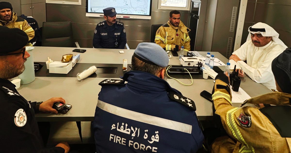 وزير الدفاع يتفقد مطار الكويت ويشيد بجهود الأجهزة المعنية للسيطرة على حريق خزانات الوقود