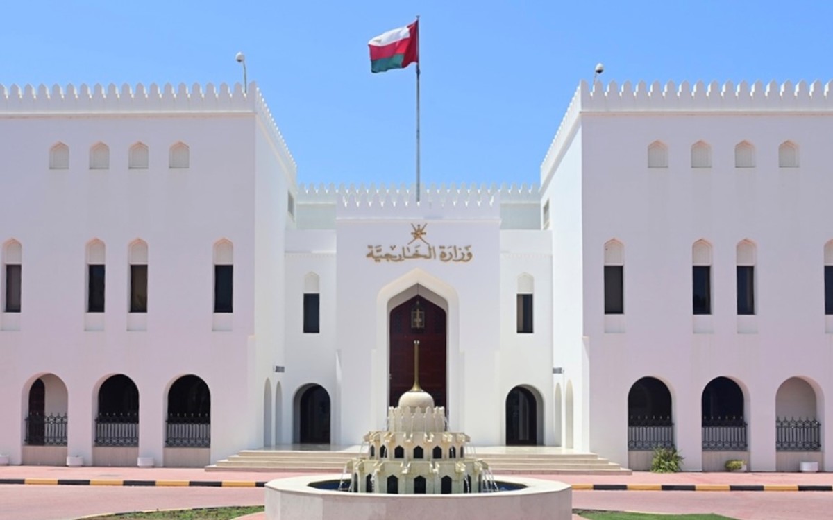 سلطنة عُمان تدين الاستهدافات العسكرية على دول المنطقة وتدعو إلى وقف الحرب والعودة إلى الحوار