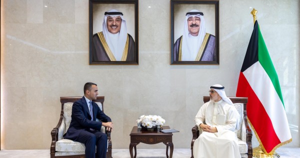 وزير الخارجية يبحث مع المبعوث الخاص للاتحاد الأوروبي لمنطقة الخليج التصعيد العسكري في المنطقة