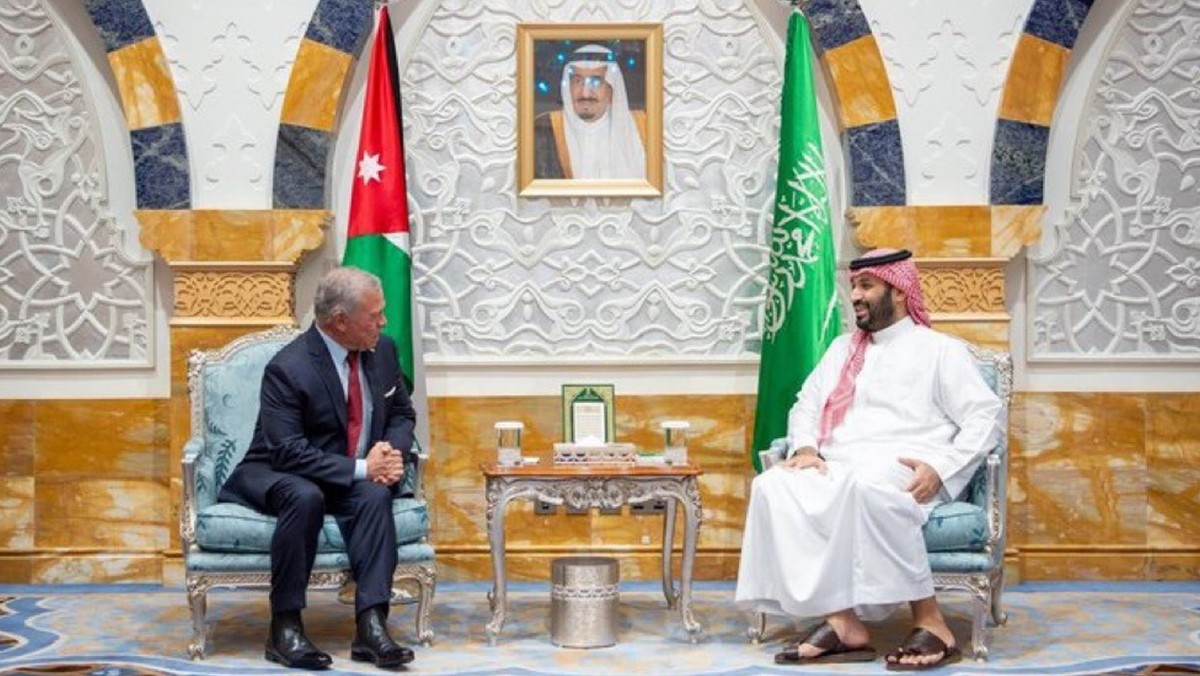 ولي العهد السعودي وأمير قطر وملك الأردن: استمرار الهجمات الإيرانية الآثمة واستهداف المنشآت الحيوية والمدنية يشكل تصعيداً خطيراً يهدد أمن المنطقة واستقرارها