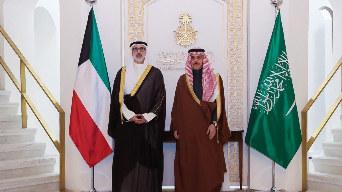 وزير الخارجية يبحث مع نظيره السعودي تداعيات العدوان الإيراني الآثم على المنطقة