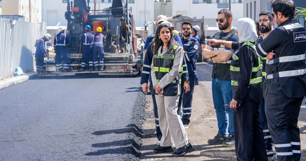 وزيرة 'الأشغال' تتفقد فرش الأسفلت وتنفيذ المشاريع في 'المسايل'