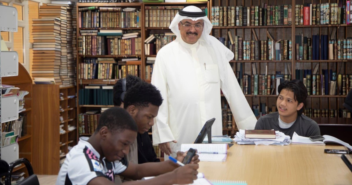 وزير التربية يتفقد مقار طلبة المنح الدراسية في المعهد الديني بقرطبة