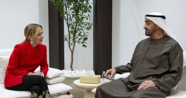 رئيس الإمارات ورئيسة وزراء إيطاليا يبحثان تطورات الأوضاع الإقليمية وتداعياتها على استقرار المنطقة 