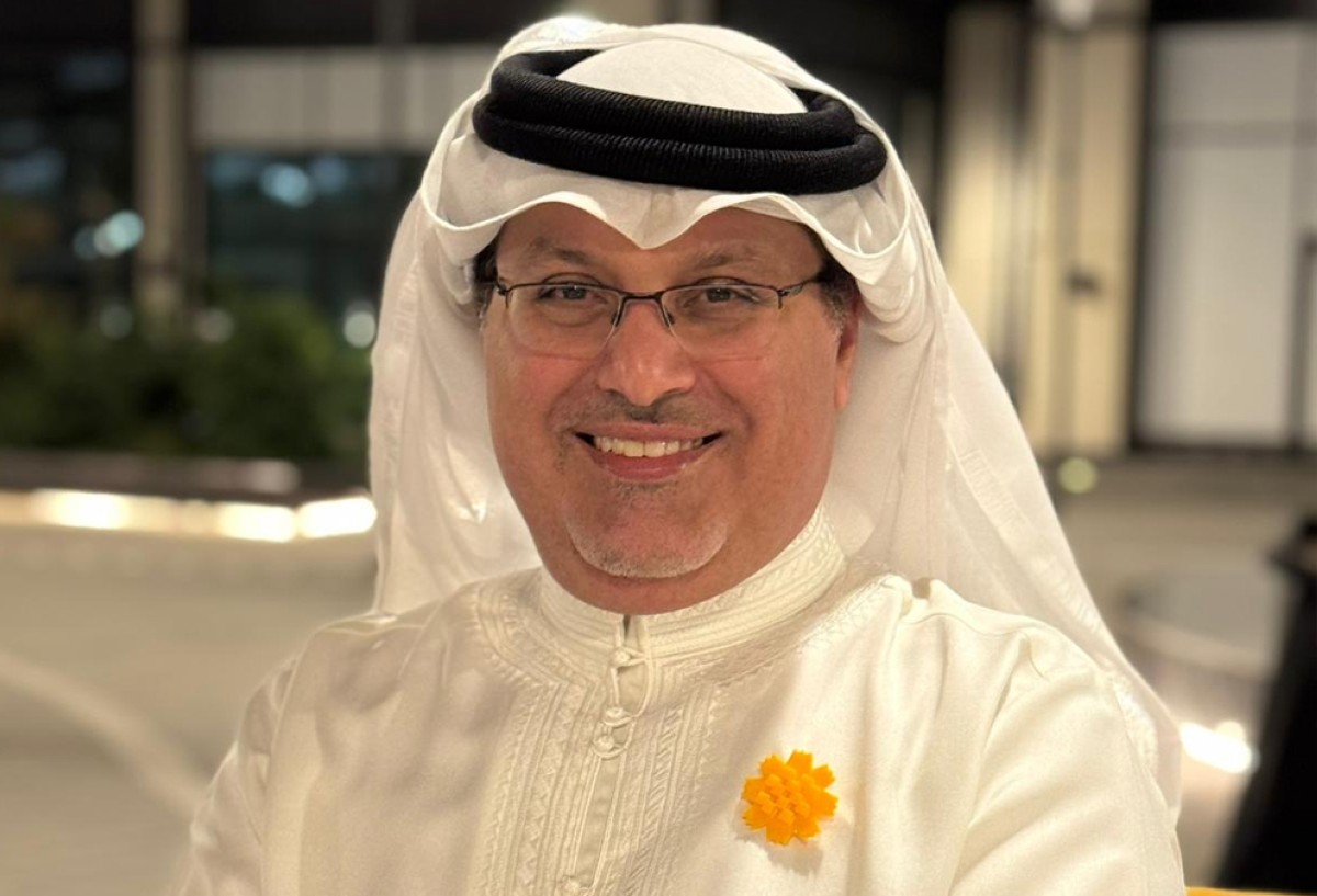 &rlm;السفير البحريني يدعم الصفوف الأمامية مرتدياً 'زهرة العرفج'