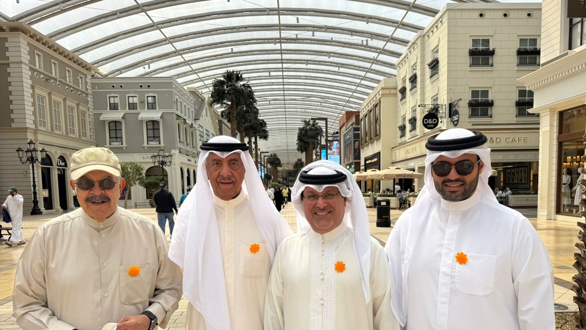 &rlm;السفير البحريني يدعم الصفوف الأمامية مرتدياً 'زهرة العرفج'