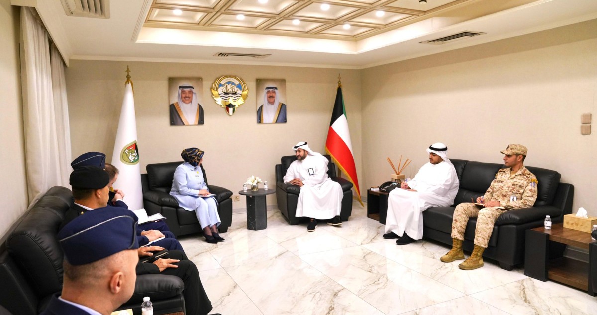 وكيل 'الدفاع' يستعرض مع السفيرة التركية أوجه التعاون القائم بين البلدين