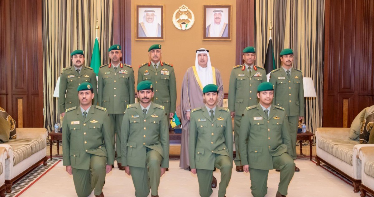 رئيس الحرس الوطني يشهد أداء عدد من الضباط القسم القانوني بعد تخرجهم في كلية أحمد بن محمد العسكرية بقطر