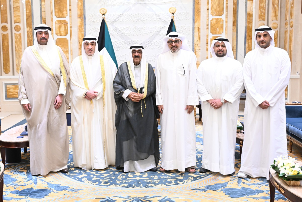 سمو الأمير يستقبل أسر شهداء الواجب من وزارتي الدفاع والداخلية وأسرة الشهيدة الطفلة الإيرانية