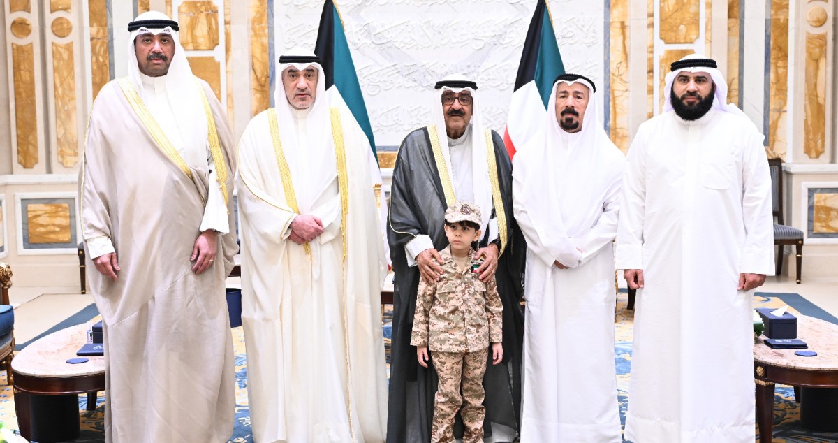 سمو الأمير يستقبل أسر شهداء الواجب من وزارتي الدفاع والداخلية وأسرة الشهيدة الطفلة الإيرانية