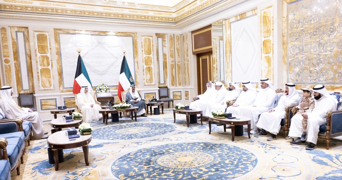 سمو الأمير يستقبل أسر شهداء الواجب من وزارتي الدفاع والداخلية وأسرة الشهيدة الطفلة الإيرانية