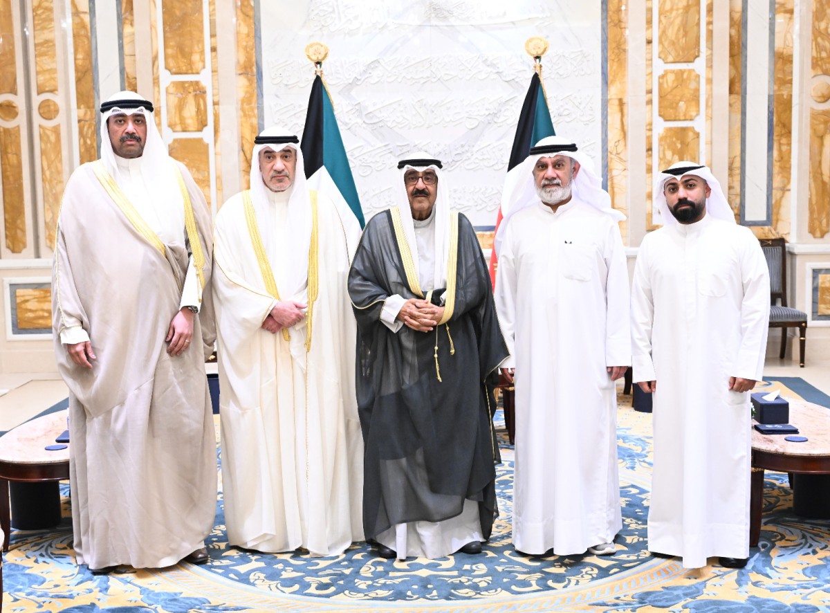 سمو الأمير يستقبل أسر شهداء الواجب من وزارتي الدفاع والداخلية وأسرة الشهيدة الطفلة الإيرانية