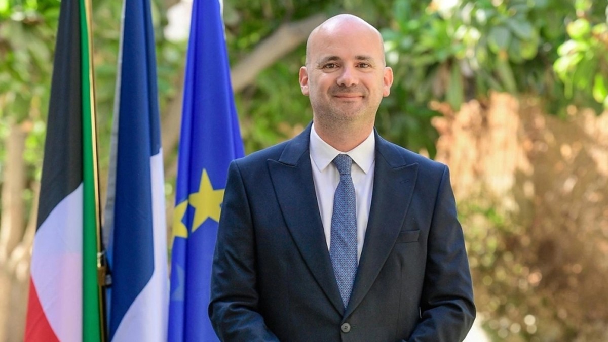 السفير الفرنسي منح قاوقجي وسام 'فارس' في الفنون والآداب